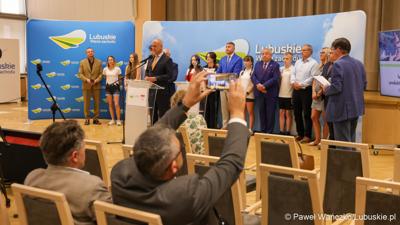 Uczestnicy konferencji prasowej w Urzędzie Marszałkowskim Województwa Lubuskiego na temat promocji Województwa Lubuskiego podczas Igrzysk Olimpijskich w Paryżu. 