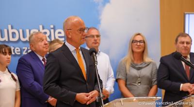 Marszałek Województwa Lubuskiego Marcin Jabłoński przemawia podczas konferencji prasowej w Urzędzie Marszałkowskim Województwa Lubuskiego na temat promocji Województwa Lubuskiego podczas Igrzysk Olimpijskich w Paryżu. 