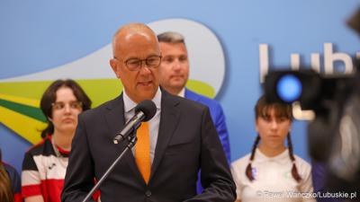 Marszałek Województwa Lubuskiego Marcin Jabłoński przemawia podczas konferencji prasowej w Urzędzie Marszałkowskim Województwa Lubuskiego na temat promocji Województwa Lubuskiego podczas Igrzysk Olimpijskich w Paryżu. 