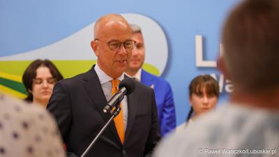 Marszałek Województwa Lubuskiego Marcin Jabłoński przemawia podczas konferencji prasowej w Urzędzie Marszałkowskim Województwa Lubuskiego na temat promocji Województwa Lubuskiego podczas Igrzysk Olimpijskich w Paryżu. 