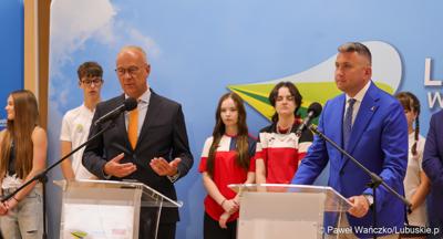 Uczestnicy konferencji prasowej w Urzędzie Marszałkowskim Województwa Lubuskiego na temat promocji Województwa Lubuskiego podczas Igrzysk Olimpijskich w Paryżu. Marszałek Województwa Lubuskiego Marcin Jabłoński (z lewej) i Prezes Polskiego Komitetu Olimpijskiego Radosław Piesiewicz 
