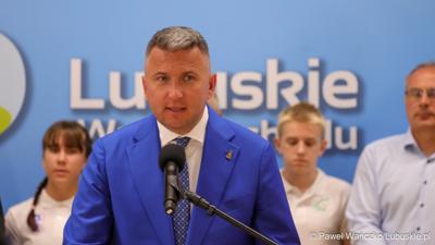 Prezes Polskiego Komitetu Olimpijskiego Radosław Piesiewicz przemawia podczas konferencji prasowej w Urzędzie Marszałkowskim Województwa Lubuskiego 