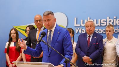 Prezes Polskiego Komitetu Olimpijskiego Radosław Piesiewicz przemawia podczas konferencji prasowej w Urzędzie Marszałkowskim Województwa Lubuskiego 