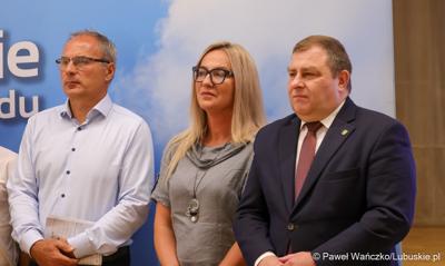 Uczestnicy konferencji prasowej w Urzędzie Marszałkowskim Województwa Lubuskiego na temat promocji Województwa Lubuskiego podczas Igrzysk Olimpijskich w Paryżu. 