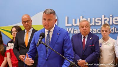 Prezes Polskiego Komitetu Olimpijskiego Radosław Piesiewicz przemawia podczas konferencji prasowej w Urzędzie Marszałkowskim Województwa Lubuskiego 