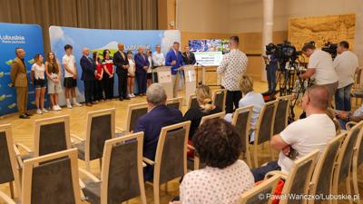 Uczestnicy konferencji prasowej w Urzędzie Marszałkowskim Województwa Lubuskiego na temat promocji Województwa Lubuskiego podczas Igrzysk Olimpijskich w Paryżu. 