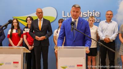Prezes Polskiego Komitetu Olimpijskiego Radosław Piesiewicz przemawia podczas konferencji prasowej w Urzędzie Marszałkowskim Województwa Lubuskiego 