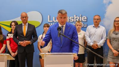 Prezes Polskiego Komitetu Olimpijskiego Radosław Piesiewicz przemawia podczas konferencji prasowej w Urzędzie Marszałkowskim Województwa Lubuskiego 