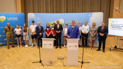 Prezes Polskiego Komitetu Olimpijskiego Radosław Piesiewicz przemawia podczas konferencji prasowej w Urzędzie Marszałkowskim Województwa Lubuskiego 