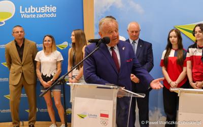 Senator RP Władysław Komarnicki przemawia podczas konferencji prasowej w Urzędzie Marszałkowskim Województwa Lubuskiego 