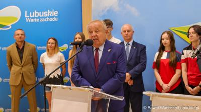Senator RP Władysław Komarnicki przemawia podczas konferencji prasowej w Urzędzie Marszałkowskim Województwa Lubuskiego 