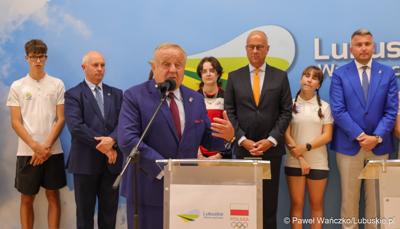 Senator RP Władysław Komarnicki przemawia podczas konferencji prasowej w Urzędzie Marszałkowskim Województwa Lubuskiego 