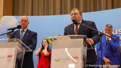 Wicemarszałek Województwa Lubuskiego Grzegorz Potęga (z prawej) przemawia podczas konferencji prasowej w Urzędzie Marszałkowskim Województwa Lubuskiego na temat promocji Województwa Lubuskiego podczas Igrzysk Olimpijskich w Paryżu. Obok Członek Zarządu Województwa lubuskiego Zbigniew Kołodziej.