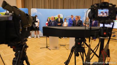 Uczestnicy konferencji prasowej w Urzędzie Marszałkowskim Województwa Lubuskiego na temat promocji Województwa Lubuskiego podczas Igrzysk Olimpijskich w Paryżu. 