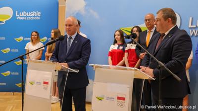 Członek Zarządu Województwa lubuskiego Zbigniew Kołodziej (z lewej) przemawia podczas konferencji prasowej w Urzędzie Marszałkowskim Województwa Lubuskiego na temat promocji Województwa Lubuskiego podczas Igrzysk Olimpijskich w Paryżu. Obok Wicemarszałek Województwa Lubuskiego Grzegorz Potęga.