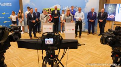 Uczestnicy konferencji prasowej w Urzędzie Marszałkowskim Województwa Lubuskiego na temat promocji Województwa Lubuskiego podczas Igrzysk Olimpijskich w Paryżu. 