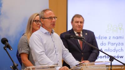 Uczestnicy konferencji prasowej w Urzędzie Marszałkowskim Województwa Lubuskiego na temat promocji Województwa Lubuskiego podczas Igrzysk Olimpijskich w Paryżu. 