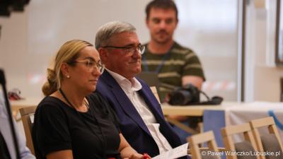 Uczestnicy konferencji prasowej w Urzędzie Marszałkowskim Województwa Lubuskiego na temat promocji Województwa Lubuskiego podczas Igrzysk Olimpijskich w Paryżu. 