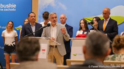 Uczestnicy konferencji prasowej w Urzędzie Marszałkowskim Województwa Lubuskiego na temat promocji Województwa Lubuskiego podczas Igrzysk Olimpijskich w Paryżu. 