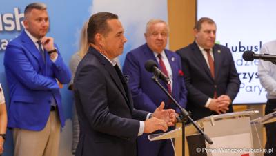 Uczestnicy konferencji prasowej w Urzędzie Marszałkowskim Województwa Lubuskiego na temat promocji Województwa Lubuskiego podczas Igrzysk Olimpijskich w Paryżu. 