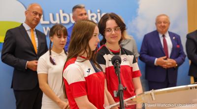 Uczestnicy konferencji prasowej w Urzędzie Marszałkowskim Województwa Lubuskiego na temat promocji Województwa Lubuskiego podczas Igrzysk Olimpijskich w Paryżu. 