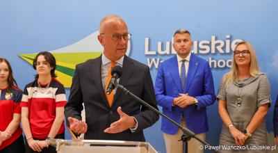 Marszałek Województwa Lubuskiego Marcin Jabłoński przemawia podczas konferencji prasowej w Urzędzie Marszałkowskim Województwa Lubuskiego na temat promocji Województwa Lubuskiego podczas Igrzysk Olimpijskich w Paryżu. 