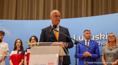 Marszałek Województwa Lubuskiego Marcin Jabłoński przemawia podczas konferencji prasowej w Urzędzie Marszałkowskim Województwa Lubuskiego na temat promocji Województwa Lubuskiego podczas Igrzysk Olimpijskich w Paryżu. 