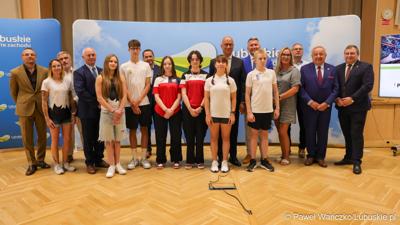 Uczestnicy konferencji prasowej w Urzędzie Marszałkowskim Województwa Lubuskiego na temat promocji Województwa Lubuskiego podczas Igrzysk Olimpijskich w Paryżu. 