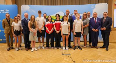 Uczestnicy konferencji prasowej w Urzędzie Marszałkowskim Województwa Lubuskiego na temat promocji Województwa Lubuskiego podczas Igrzysk Olimpijskich w Paryżu. 