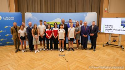 Uczestnicy konferencji prasowej w Urzędzie Marszałkowskim Województwa Lubuskiego na temat promocji Województwa Lubuskiego podczas Igrzysk Olimpijskich w Paryżu. 
