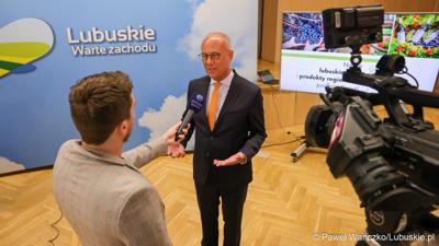 Marszałek Województwa Lubuskiego Marcin Jabłoński udziela wywiadu mediom 