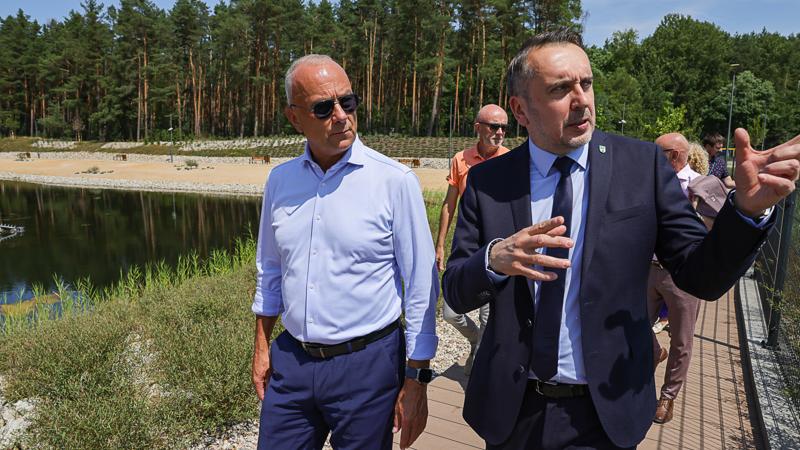 Marszałek Marcin Jabłoński i Prezydent Marcin Pabierowski z wizytą w H2Ochla