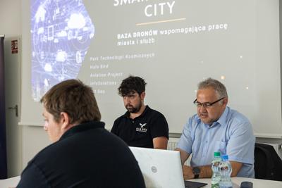 Park Technologii Kosmicznych w Zielonej Górze zaprezentował projekt na wykorzystanie dronów do poprawy bezpieczeństwa w miastach i powiatach.