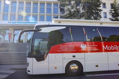 Zbiórka krwi przed urzędem marszałkowskim 