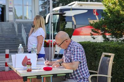 Zbiórka krwi przed urzędem marszałkowskim 