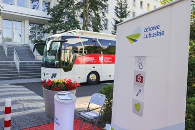 Zbiórka krwi przed urzędem marszałkowskim 