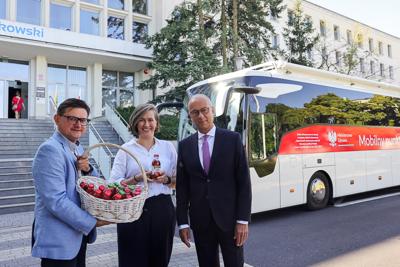 Zbiórka krwi przed urzędem marszałkowskim 