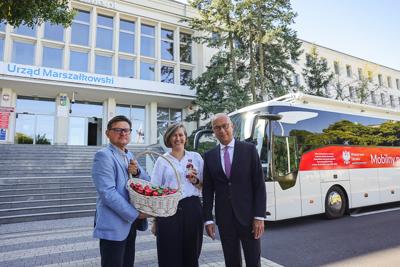 Zbiórka krwi przed urzędem marszałkowskim