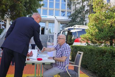 Zbiórka krwi przed urzędem marszałkowskim 