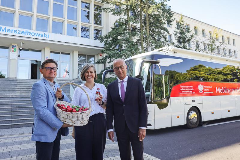 Zbiórka krwi przed urzędem marszałkowskim