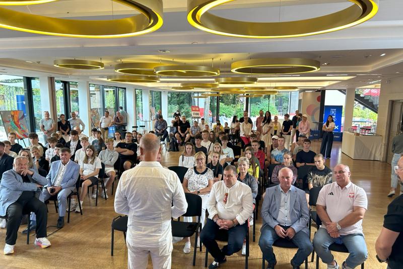 2 sierpnia 2024 r. w Domu Polskim z Paryżem żegnało się 38 lubuskich przedsiębiorców – uczestników Misji Gospodarczej, a stolicę Francji w czasie Igrzysk Olimpijskich witało 36 młodych sportowców z lubuskich klubów