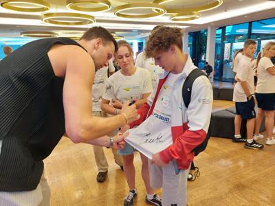 W sobotę w Domu Polskim młodzi lubuscy sportowcy zdobyli też autograf Kamila Syprzaka – polskiego piłkarza ręcznego