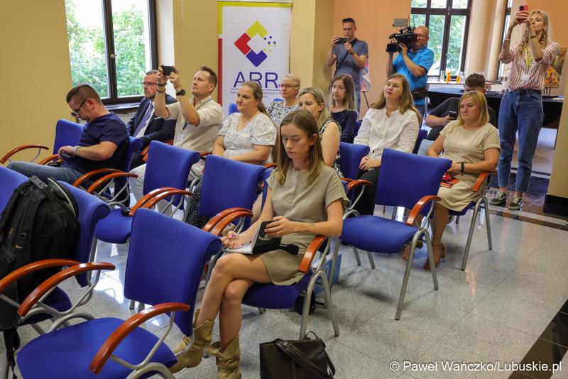 Uczestnicy konferencji prasowej, podczas której podpisano umowę o dofinansowanie projektu pod nazwą „Lubuskie Bony Rozwojowe”