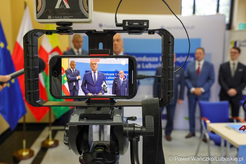 Uczestnicy konferencji prasowej, podczas której podpisano umowę o dofinansowanie projektu pod nazwą „Lubuskie Bony Rozwojowe”