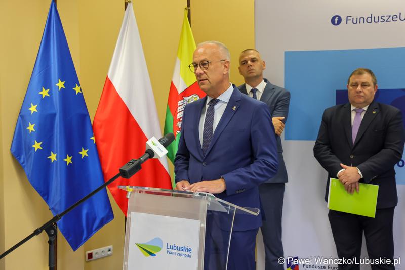 Marszałek Województwa Lubuskiego Marcin Jabłoński przemawia podczas konferencji prasowej, podczas której podpisano umowę o dofinansowanie projektu pod nazwą „Lubuskie Bony Rozwojowe”