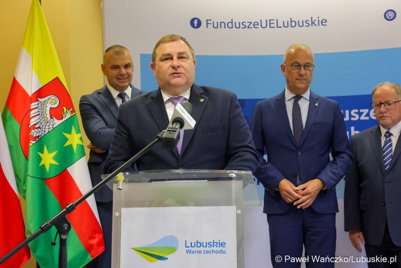 Uczestnicy konferencji prasowej, podczas której podpisano umowę o dofinansowanie projektu pod nazwą „Lubuskie Bony Rozwojowe”
