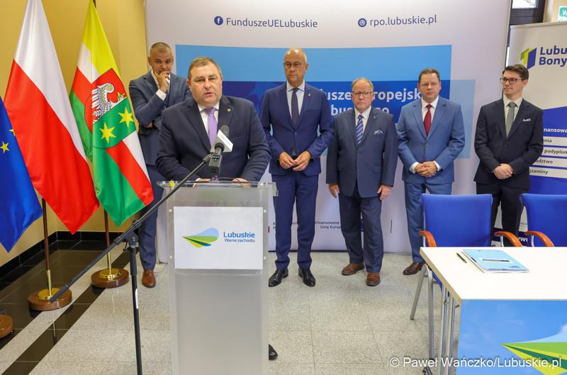 Uczestnicy konferencji prasowej, podczas której podpisano umowę o dofinansowanie projektu pod nazwą „Lubuskie Bony Rozwojowe”