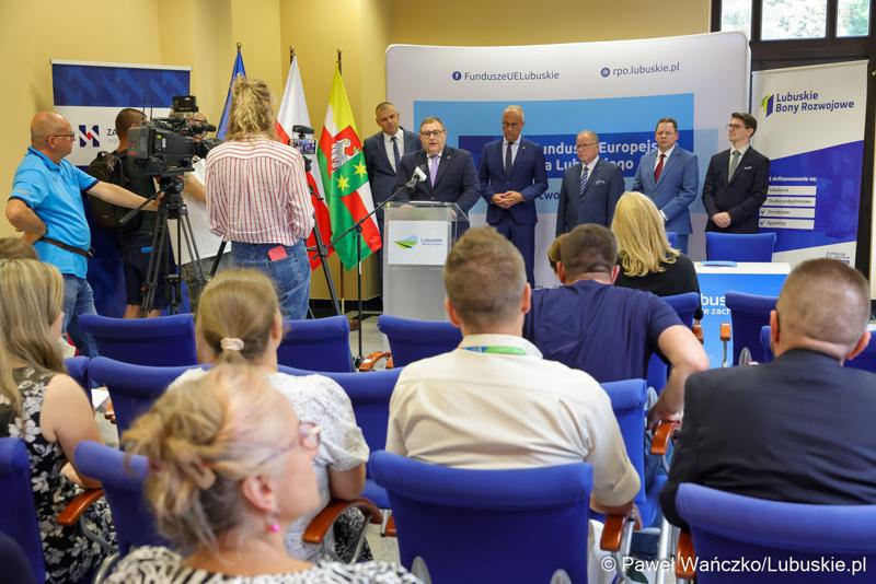 Uczestnicy konferencji prasowej, podczas której podpisano umowę o dofinansowanie projektu pod nazwą „Lubuskie Bony Rozwojowe”