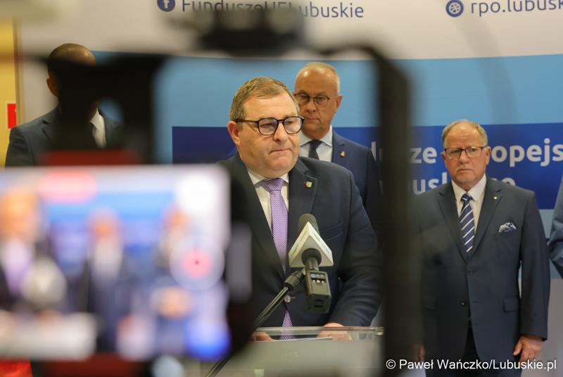 Uczestnicy konferencji prasowej, podczas której podpisano umowę o dofinansowanie projektu pod nazwą „Lubuskie Bony Rozwojowe”