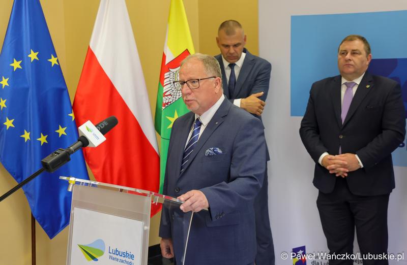 Uczestnicy konferencji prasowej, podczas której podpisano umowę o dofinansowanie projektu pod nazwą „Lubuskie Bony Rozwojowe”